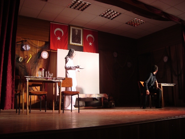 İNSAN DÜKKANI ADLI TİYATRODAN GÖRÜNTÜLER galerisi resim 2