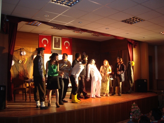 İNSAN DÜKKANI ADLI TİYATRODAN GÖRÜNTÜLER galerisi resim 3