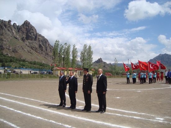 ATATÜRK'Ü ANMA VE GENÇLİK VE SPOR BAYRAMI TÖRENLERİ 2010 galerisi resim 21