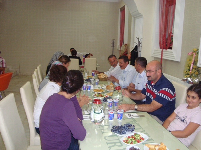 Türkiye Yardım Sevenler Derneği Şebinkarahisar Şubesinden iftar yemeği galerisi resim 19