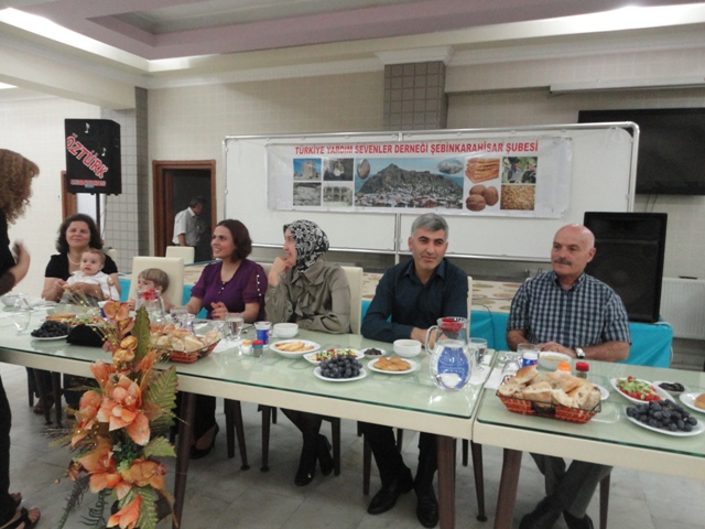 Türkiye Yardım Sevenler Derneği Şebinkarahisar Şubesinden iftar yemeği galerisi resim 2