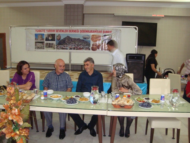 Türkiye Yardım Sevenler Derneği Şebinkarahisar Şubesinden iftar yemeği galerisi resim 23