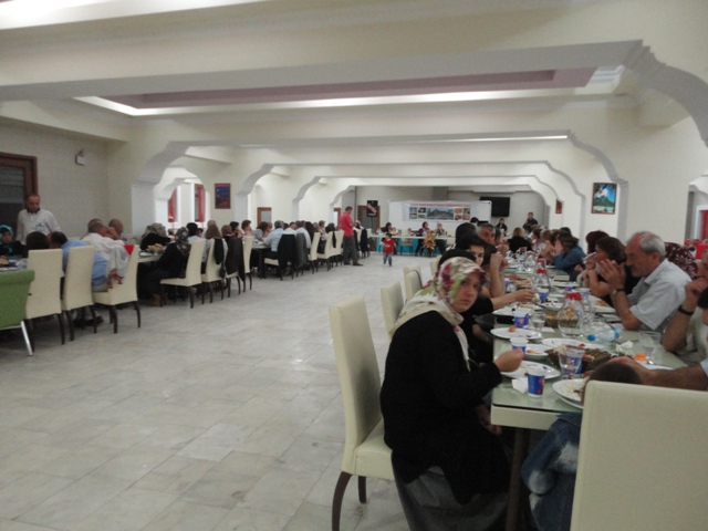 Türkiye Yardım Sevenler Derneği Şebinkarahisar Şubesinden iftar yemeği galerisi resim 5