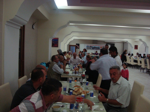 Türkiye Yardım Sevenler Derneği Şebinkarahisar Şubesinden iftar yemeği galerisi resim 7