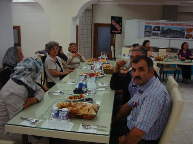 Türkiye Yardım Sevenler Derneği Şebinkarahisar Şubesinden iftar yemeği galerisi resim 9