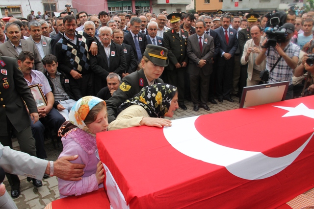 DERELİ YAVUZ KEMAL BELDESİNDEKİ ŞEHİDİMİZİ GÖZYAŞLARIYLA UĞURLADIK galerisi resim 1