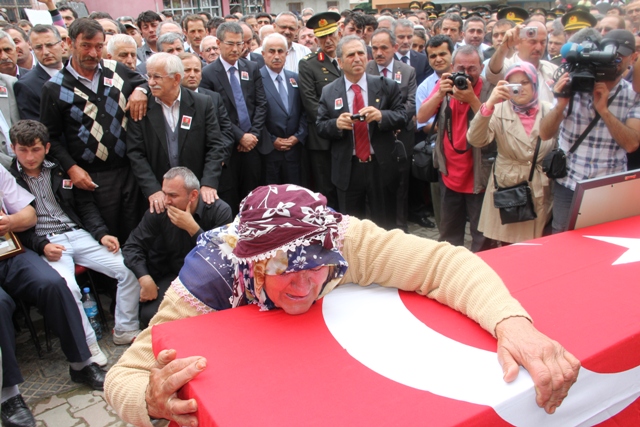 DERELİ YAVUZ KEMAL BELDESİNDEKİ ŞEHİDİMİZİ GÖZYAŞLARIYLA UĞURLADIK galerisi resim 3