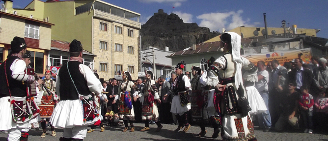DÜNYANIN ÇEŞİTLERİ ÜLKELERİNİN HALK OYUNLARI FESTİVALE DAMGASINI VURDU