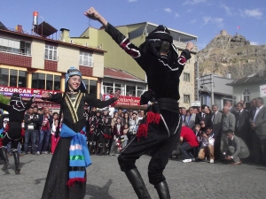 DÜNYANIN ÇEŞİTLERİ ÜLKELERİNİN HALK OYUNLARI FESTİVALE DAMGASINI VURDU