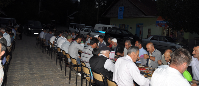 ŞEBİNKARAHİSAR BELEDİYESİ SOKAK İFTARLARI DÜZENLEDİ