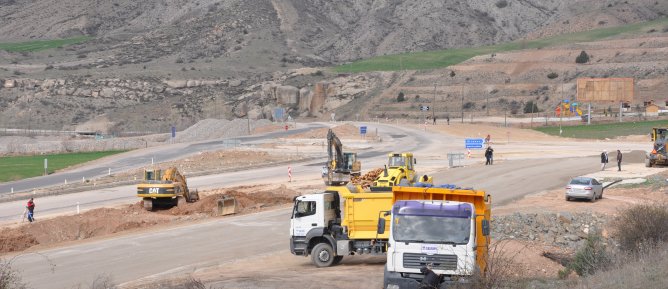 KÖPRÜLÜ KAVŞAK YAPIMINA BAŞLANDI.